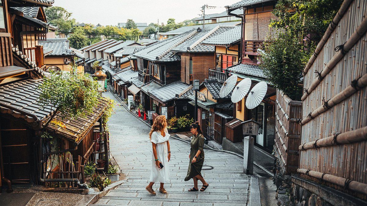 Kyoto to Ban Tourists from Certain Streets